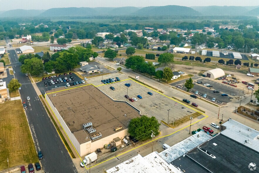 More Photos Of 106 W Oak St, Boscobel Supermarket For Sale