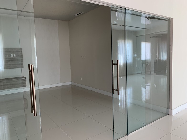 More Photos Of 201 N Ocean Dr, Hollywood Storefront Retail Office For Lease
