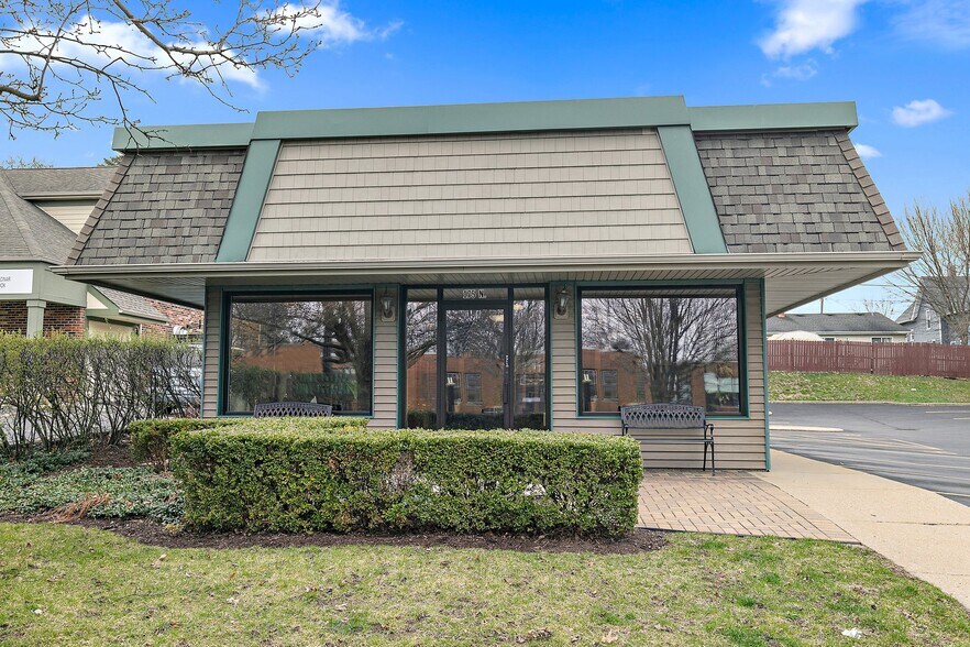 More Photos Of 160-175 N Edison Ave, Elgin Freestanding For Sale