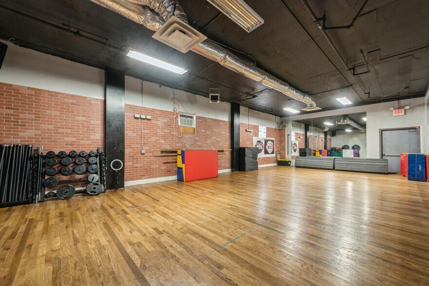 More Photos Of 27 Hanse Ave, Freeport Manufacturing For Sale