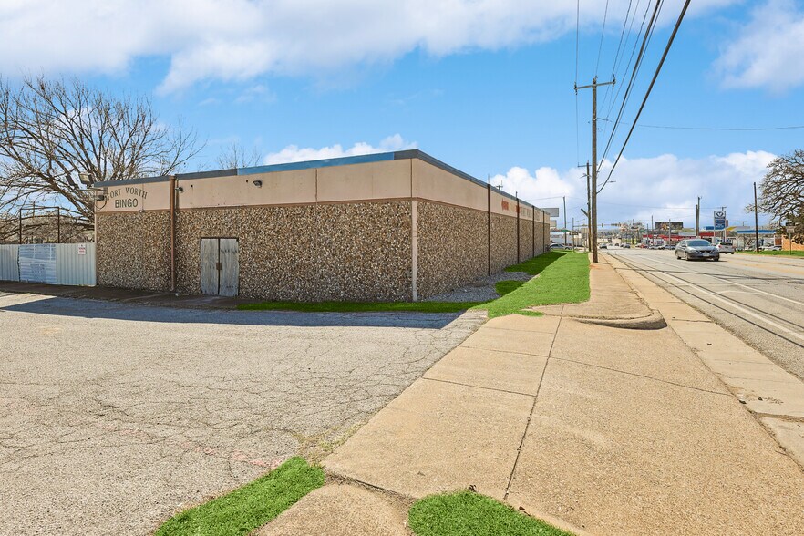 More Photos Of 412 N Sylvania Ave, Fort Worth Freestanding For Lease
