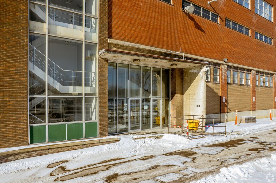 More Photos Of 300 Rue de la Berge-du-Canal, Montréal Warehouse For Lease