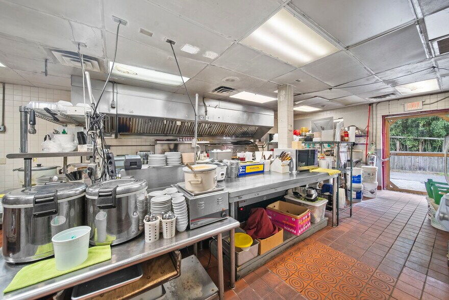 More Photos Of 514 N College Ave, Fayetteville Restaurant For Sale