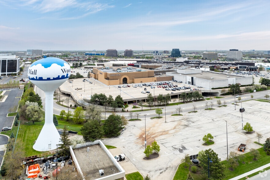 More Photos Of 5 Woodfield Mall, Schaumburg Unknown For Sale