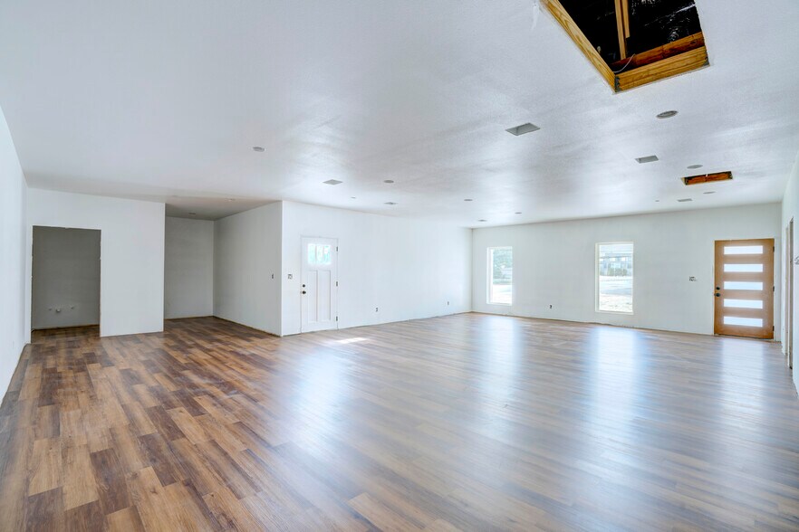 More Photos Of 4700 Barbara Rd, River Oaks Office For Sale