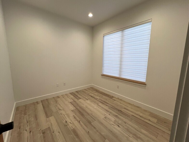 More Photos Of 8341 Upland Ave, Lubbock Office For Sale