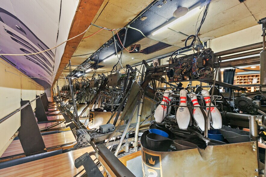 More Photos Of 927 E Railroad St, Sandwich Bowling Alley For Sale