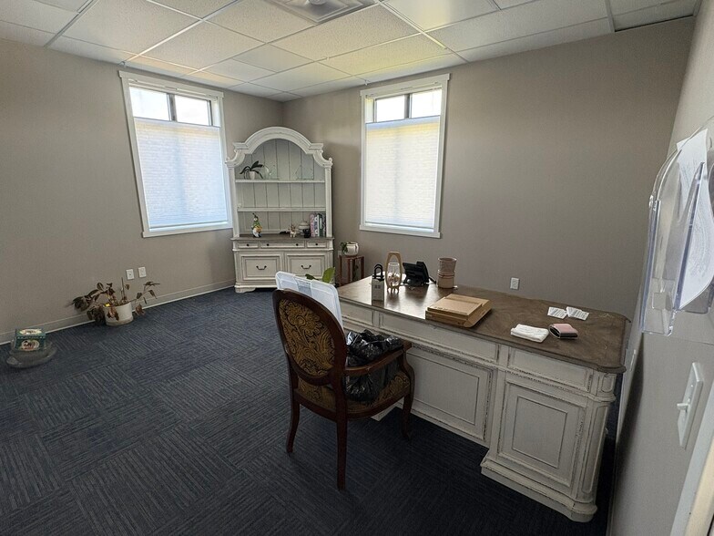 More Photos Of 402-404 S Scott Rd, Fort Wayne Showroom For Sale