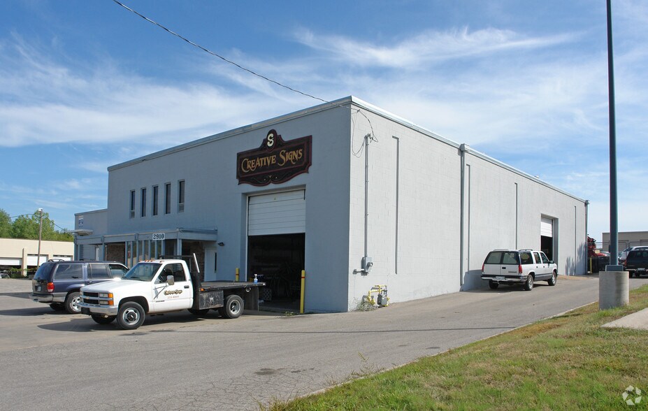 More Photos Of 2910 S Kansas Ave, Topeka Showroom For Lease