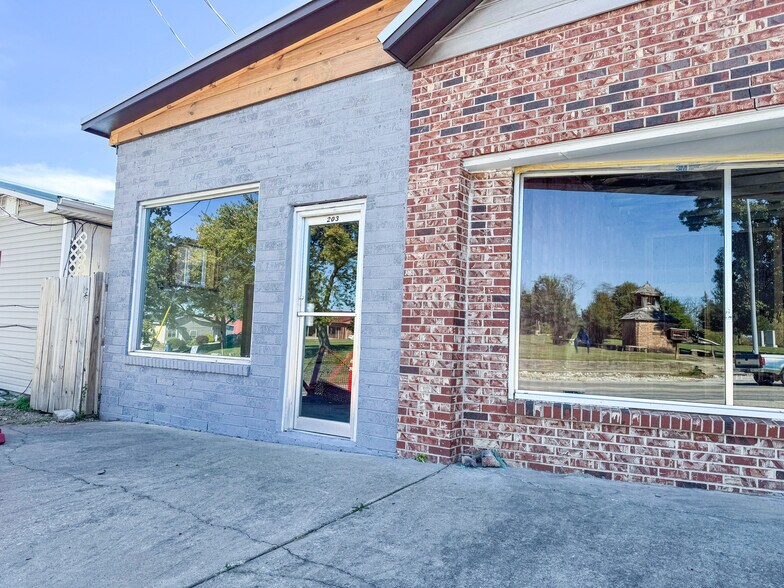 More Photos Of 203-235 E Pickens Rd, Pea Ridge Freestanding For Sale