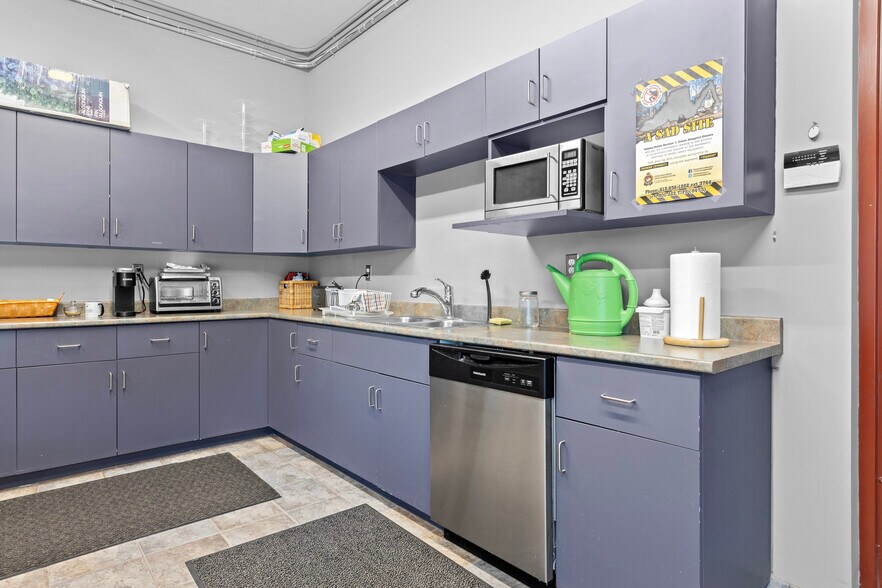 More Photos Of 135 Walgreen Rd, Ottawa Office For Lease