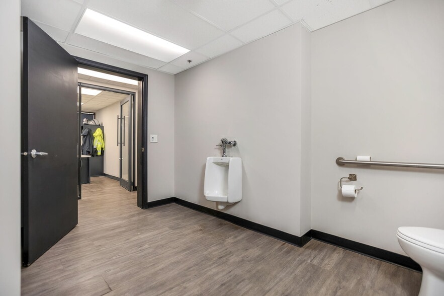 More Photos Of 808 Rhoads Ave, Columbus Warehouse For Lease