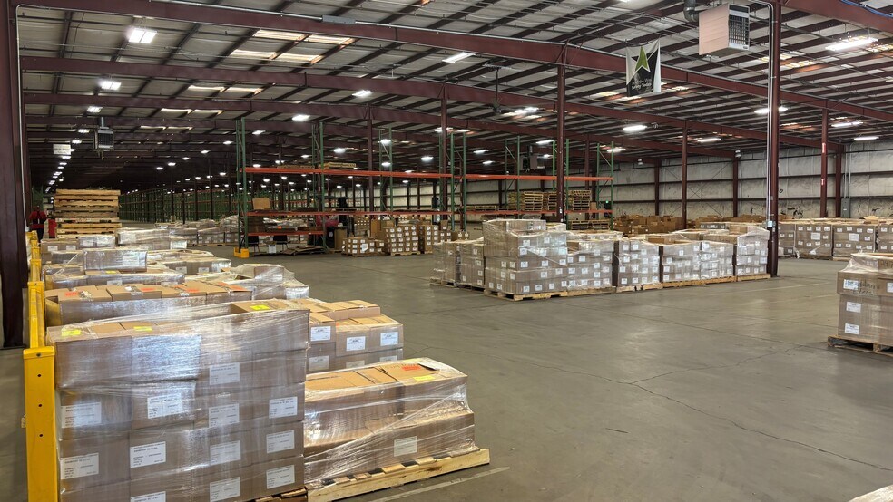 More Photos Of 1811 Woodlands Industrial Dr, Trussville Distribution For Lease