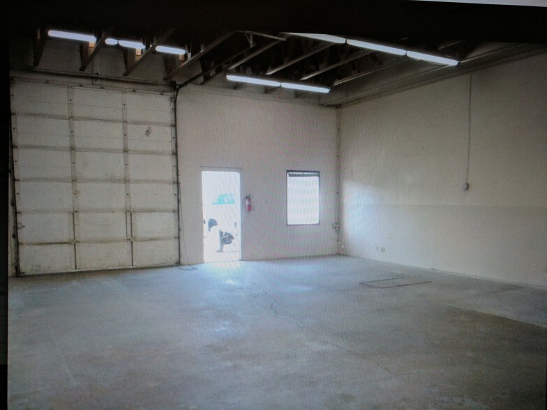 More Photos Of 200-202 E 37th St, Garden City Light Manufacturing For Lease