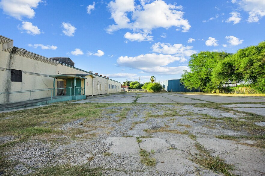 More Photos Of 3210 Leopard St, Corpus Christi General Retail For Sale