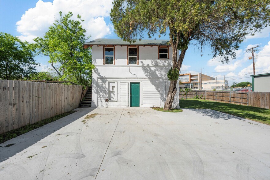More Photos Of 1314 N 15th St, Waco General Retail For Sale