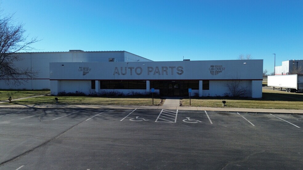 More Photos Of 4598-4602 Delaware Ave, Ankeny Light Distribution For Lease
