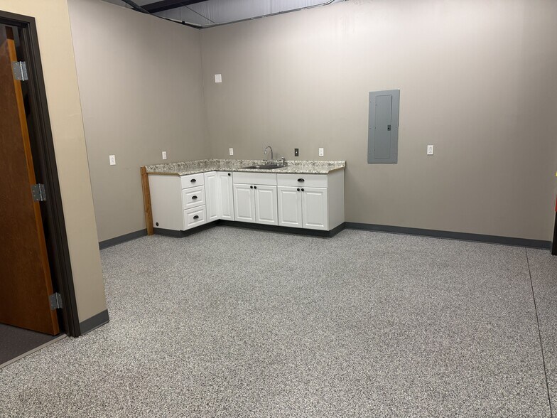 More Photos Of 17521 Matany Rd, Justin Light Manufacturing For Lease