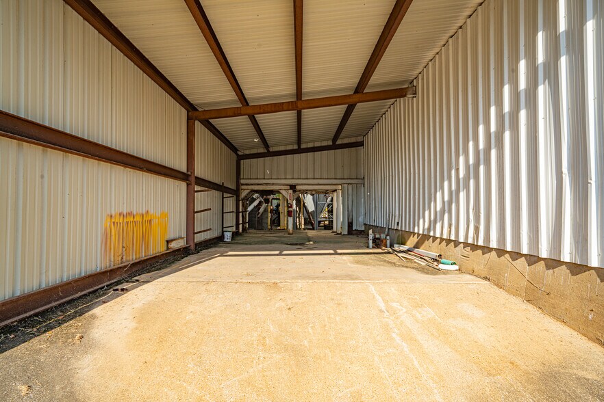 More Photos Of 220 Progress Blvd, Longview Warehouse For Sale