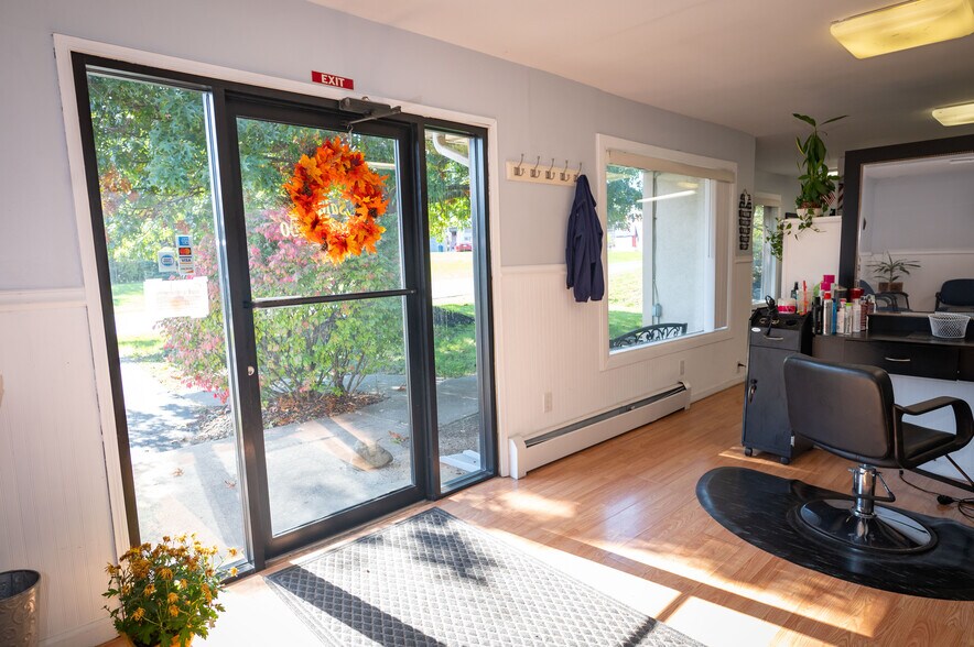More Photos Of 56 N Plank Rd, Newburgh Freestanding For Sale