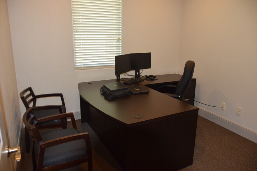 More Photos Of 414 N Main St, Grapevine Loft Creative Space For Lease