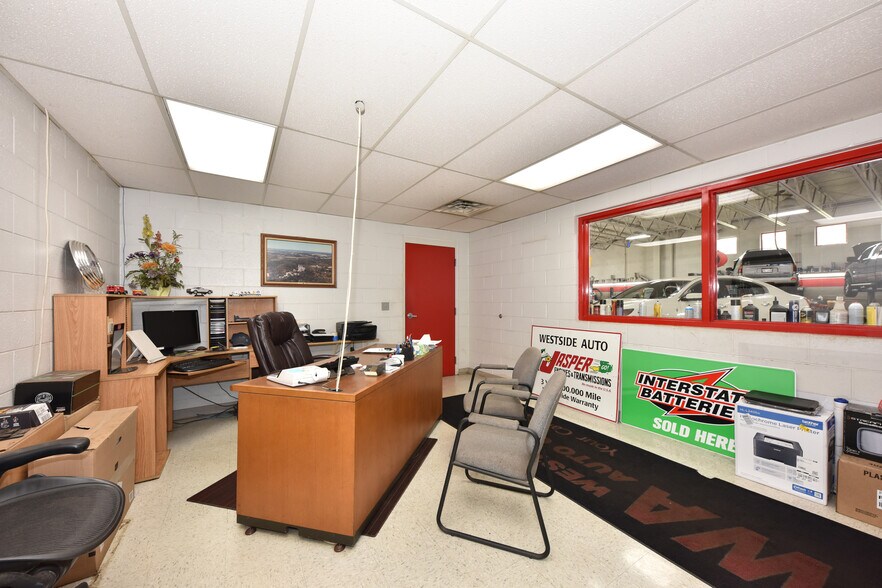 More Photos Of 820 W Sumner St, Hartford Auto Repair For Sale