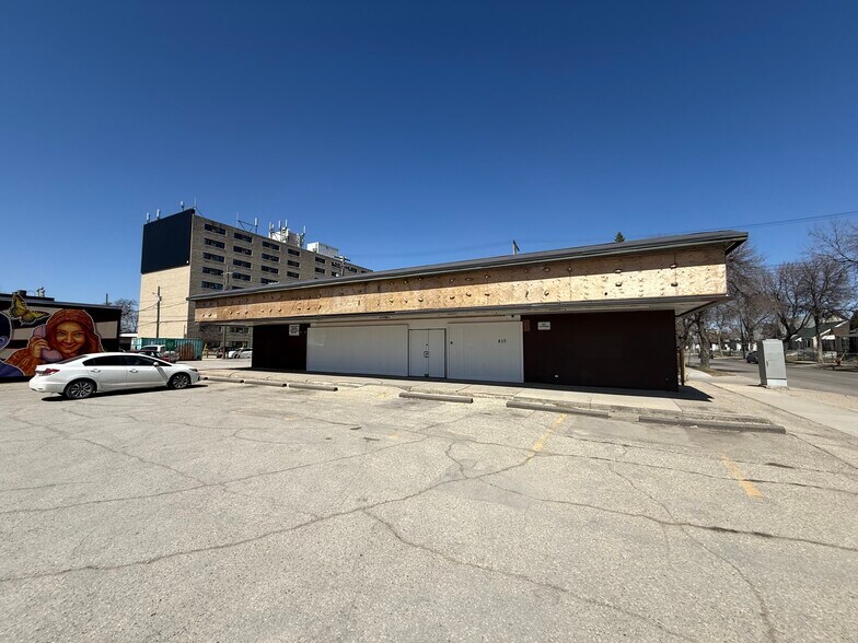 Primary Photo Of 815 Ellice Av, Winnipeg Convenience Store For Sale