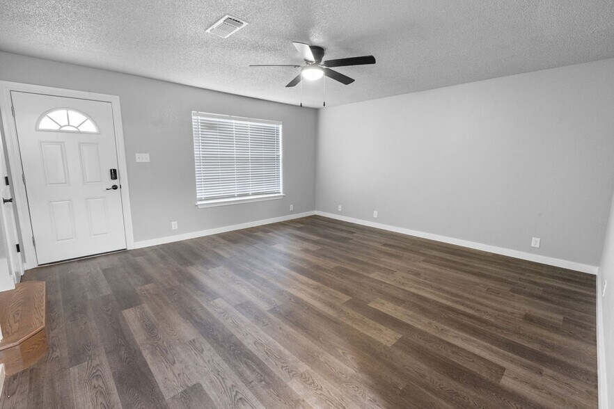 More Photos Of 705-715 W Crawford St, Denison Apartments For Sale