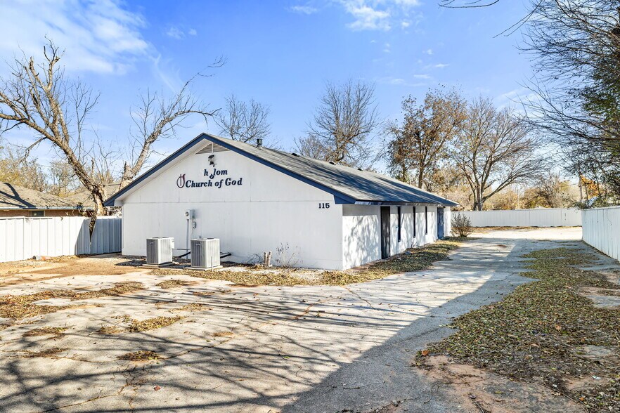 More Photos Of 115 N 8th St, Yukon Religious Facility For Sale