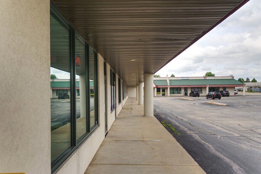 More Photos Of 1641 Commanche Ave, Green Bay Storefront For Sale