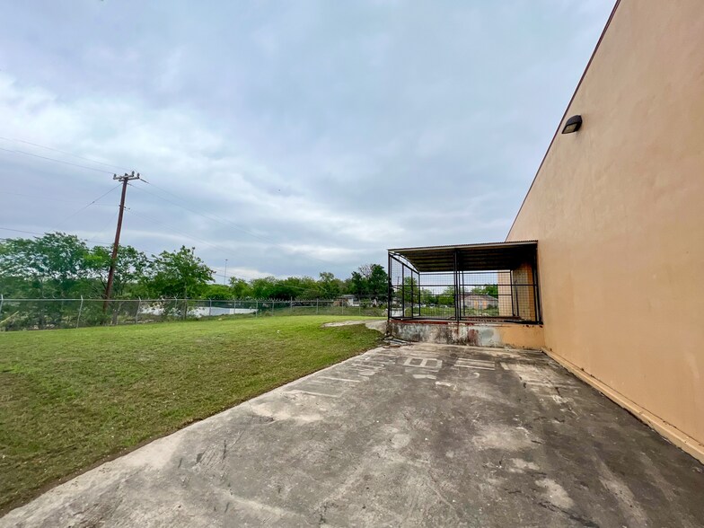 More Photos Of 711 Culebra Rd, San Antonio Distribution For Lease