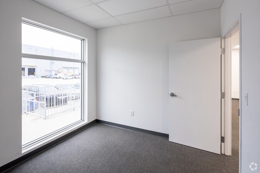 More Photos Of 3042 NW 73rd St, Miami Distribution For Lease