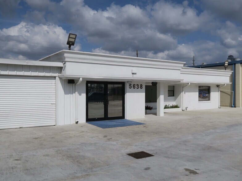 More Photos Of 5638 Star Ln, Houston Auto Dealership For Lease