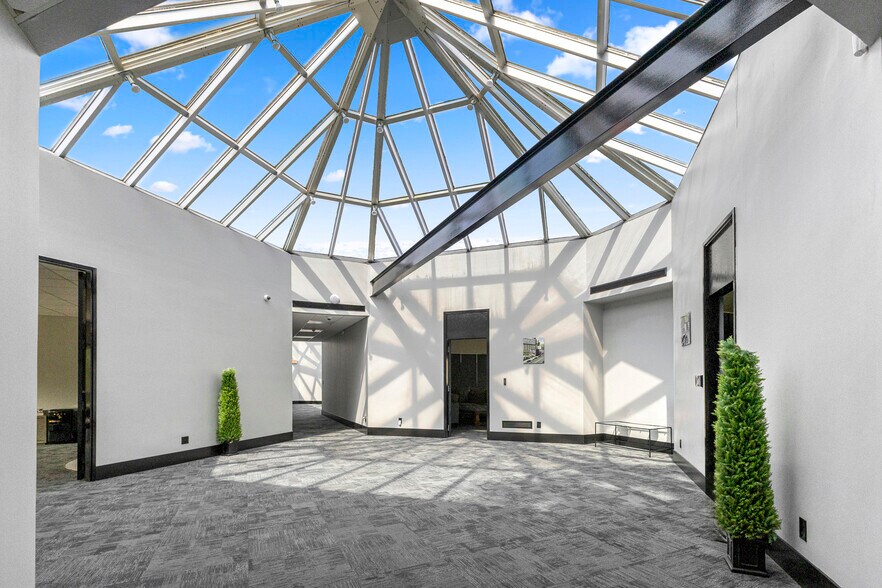 More Photos Of 15360 S Commerce Dr, Dearborn Office For Sale