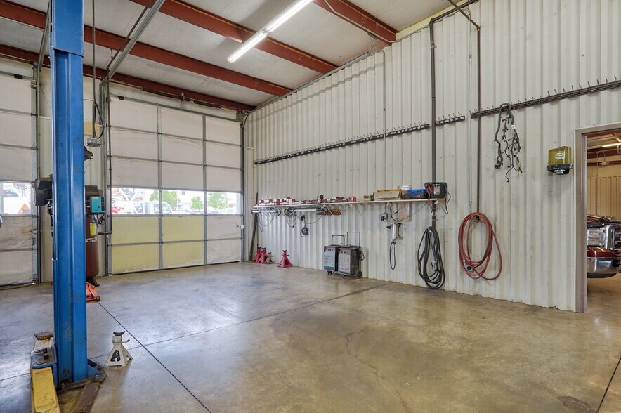 More Photos Of 2140 W Sunset St, Springfield Industrial For Sale