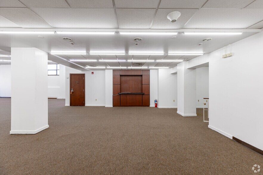 More Photos Of 201 N Wood Ave, Linden Bank For Lease
