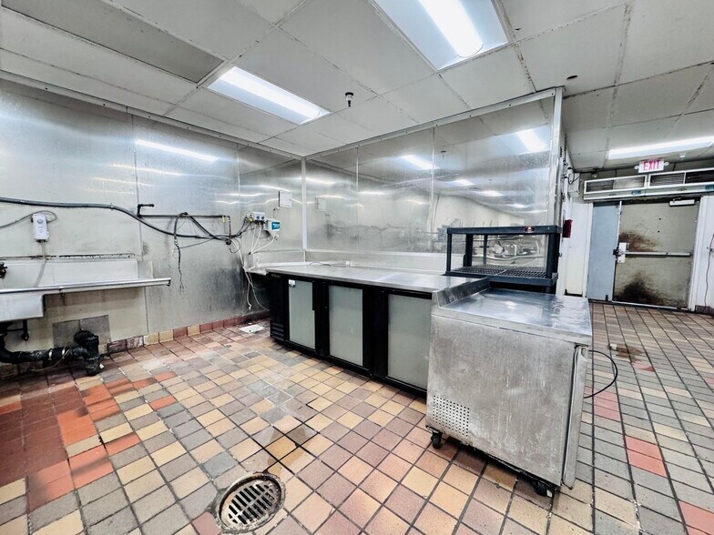 More Photos Of 1987 Hilltop Dr, Redding General Retail For Lease