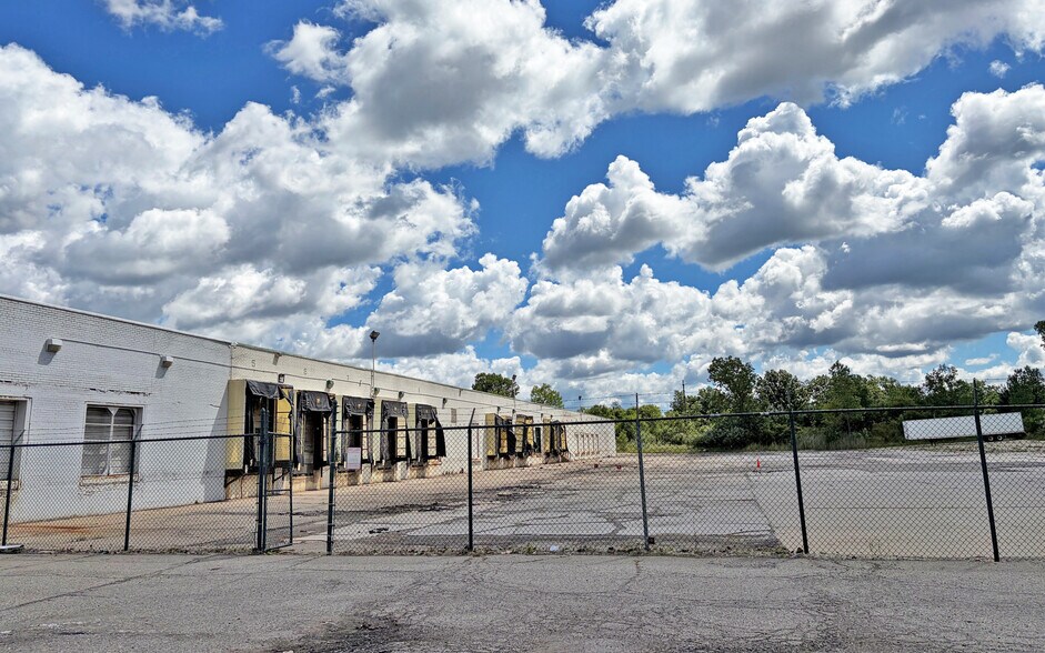More Photos Of 3301 S Dort Hwy, Flint Warehouse For Lease
