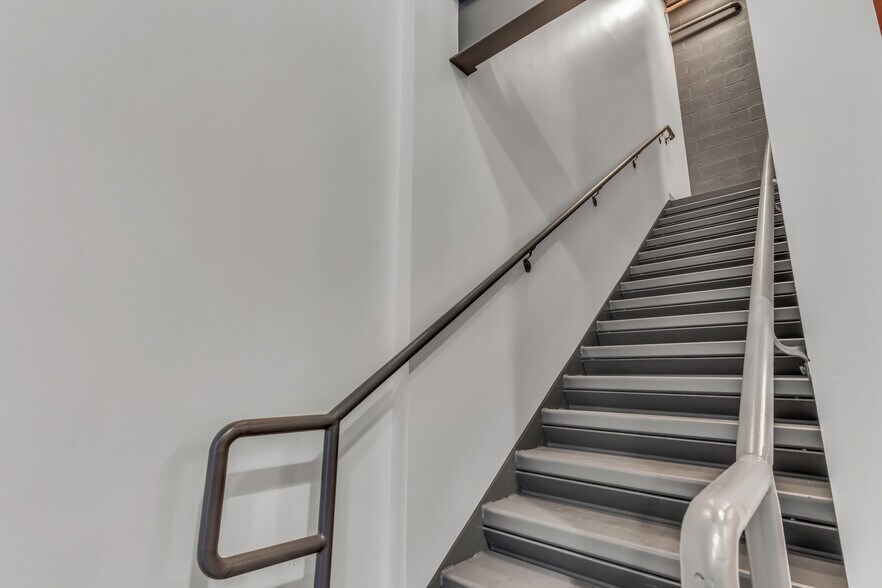More Photos Of 15032 N 74th St, Scottsdale Showroom For Sale