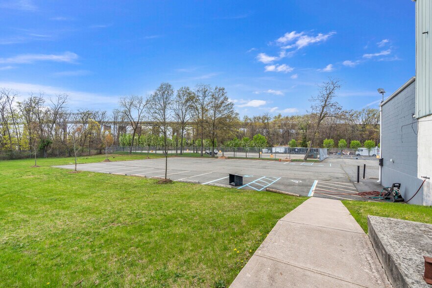 More Photos Of 4865 Arthur Kill Rd, Staten Island Warehouse For Lease