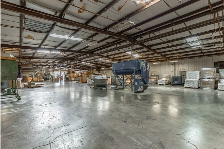 More Photos Of 1129 S Chattanooga St, LaFayette Warehouse For Sale
