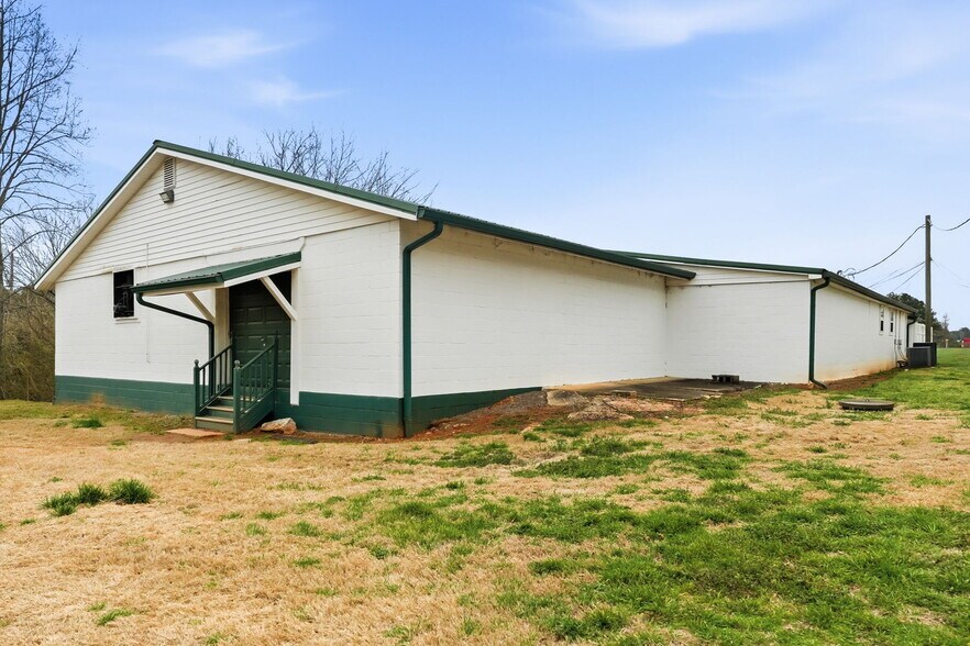 More Photos Of 2853 Lower Union Hill Rd, Canton Veterinarian Kennel For Sale
