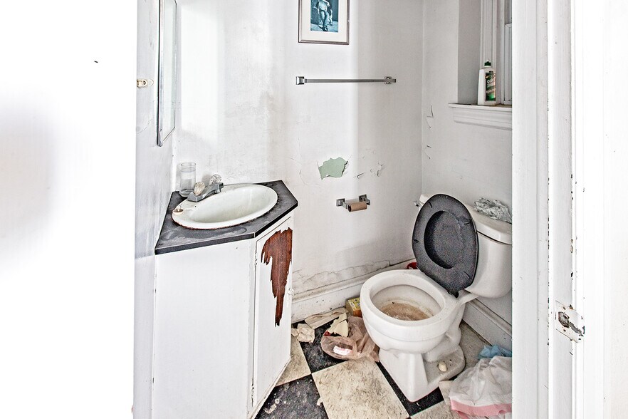 More Photos Of 16 S Maryland Ave, Wilmington General Retail For Sale