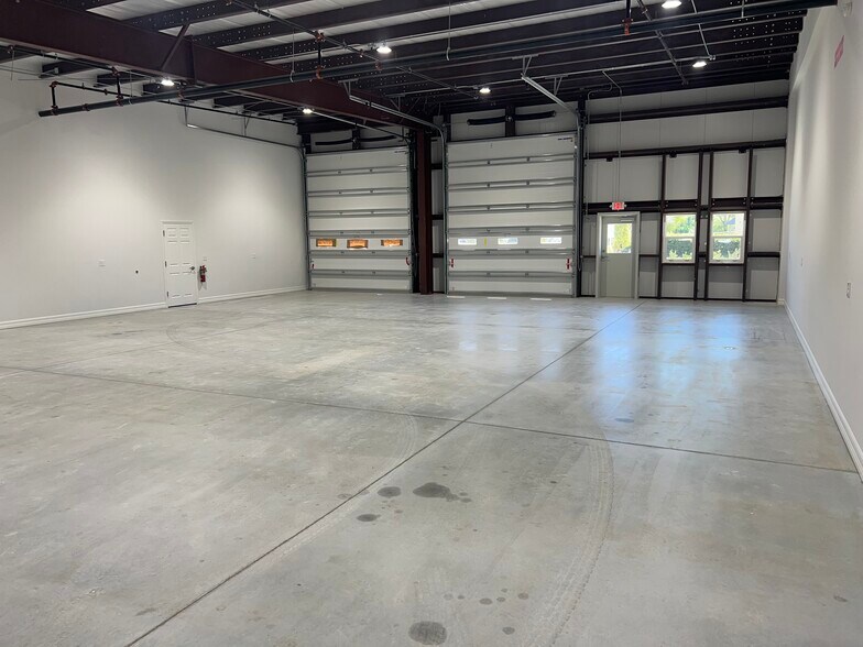 More Photos Of 6551 Corporate Park Cir, Fort Myers Warehouse For Lease