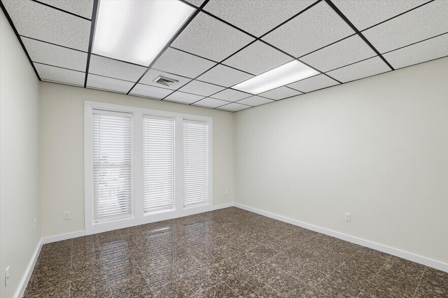 More Photos Of 1801 N Meridian Rd, Tallahassee Office For Lease