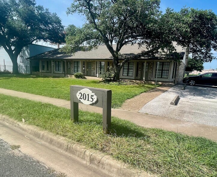 More Photos Of 2015 Monarch Dr, Austin Medical For Lease