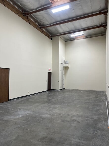 More Photos Of 11135 E Rush St, South El Monte Manufacturing For Lease