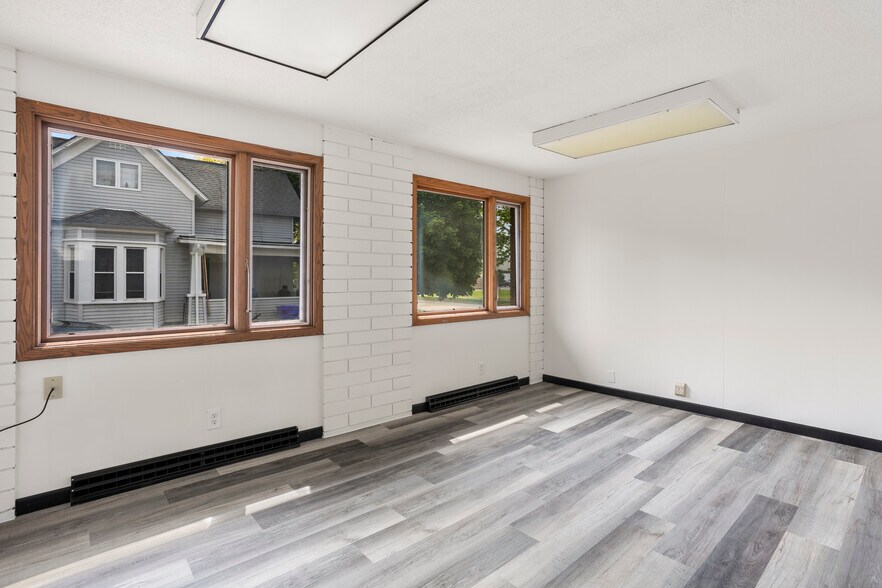 More Photos Of 400 S Linwood Ave, Appleton Office For Sale