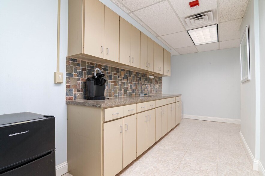 More Photos Of 200 W Illinois Ave, Midland Office For Sale