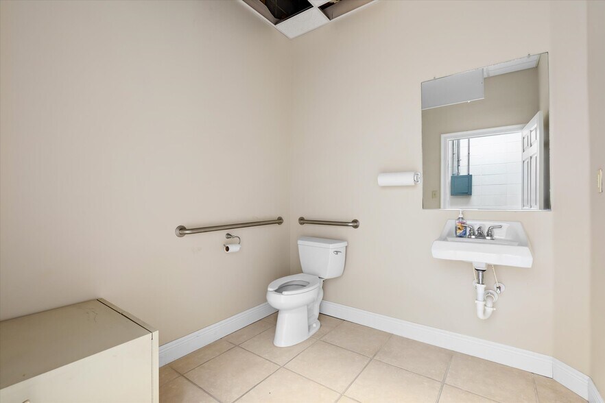 More Photos Of 4080-4088 Government Blvd, Mobile Office For Sale